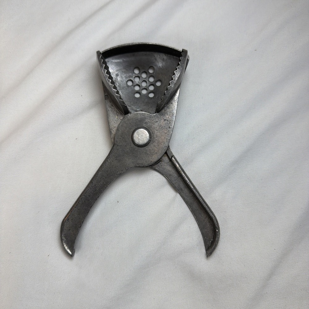 Vintage‎ Hand Held Lemon Lime Citrus Aluminum Squeezer Juicer Barware  Unbranded